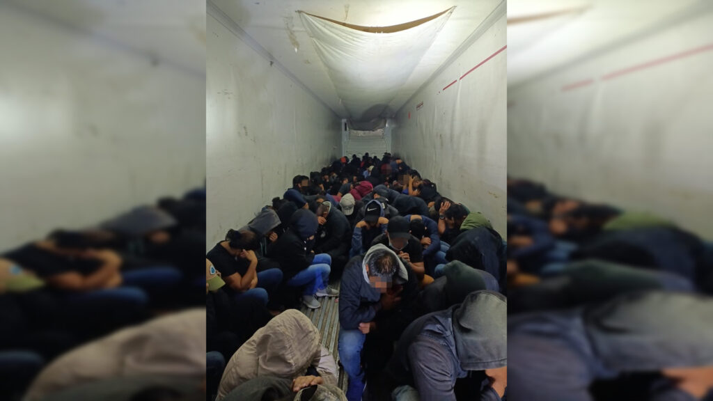 Encuentra a 133 migrantes, entre ellos cuatro nicaragüenses, hacinados en un tractocamión en México