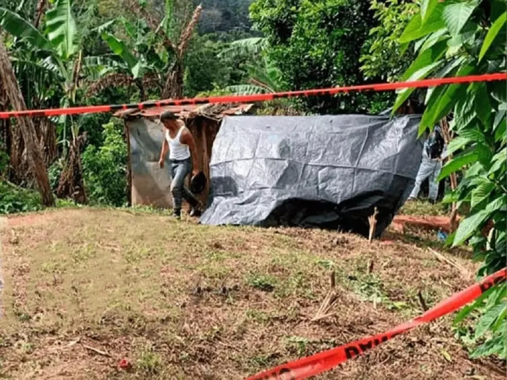 Hallan el cuerpo de una mujer en el fondo de la letrina de su casa en Rancho Grande