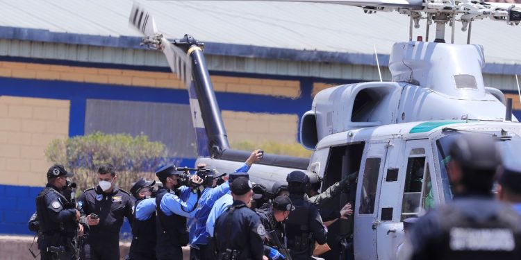 Juan Orlando Hernández es extraditado en helicóptero a Estados Unidos