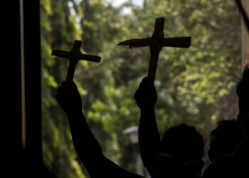 Personas con cruces de palma participan en una misa en Managua. Foto: EFE / Artículo 66