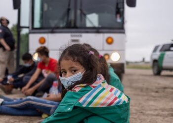 Gobernador de Texas amenaza con enviar buses llenos de migrantes hasta Washington