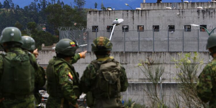 Al menos 12 presos mueren en enfrentamientos en una cárcel de Ecuador