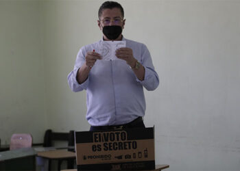 Chaves vota y augura una "barrida" en segunda vuelta en Costa Rica