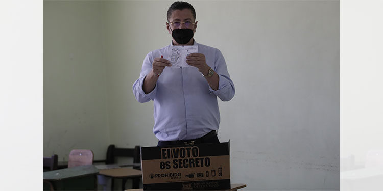 Chaves vota y augura una "barrida" en segunda vuelta en Costa Rica