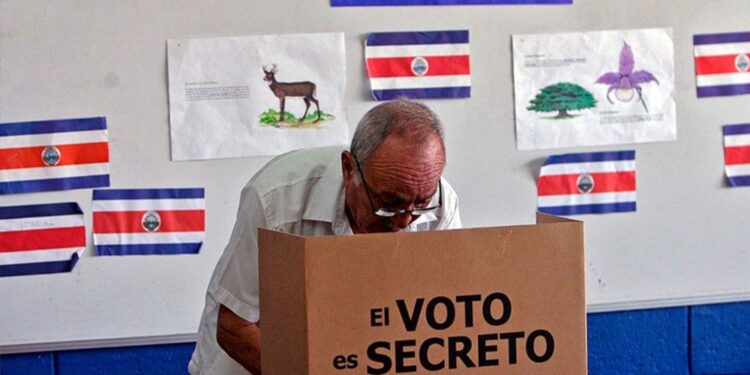 Arranca segunda vuelta en Costa Rica para elegir su presidente