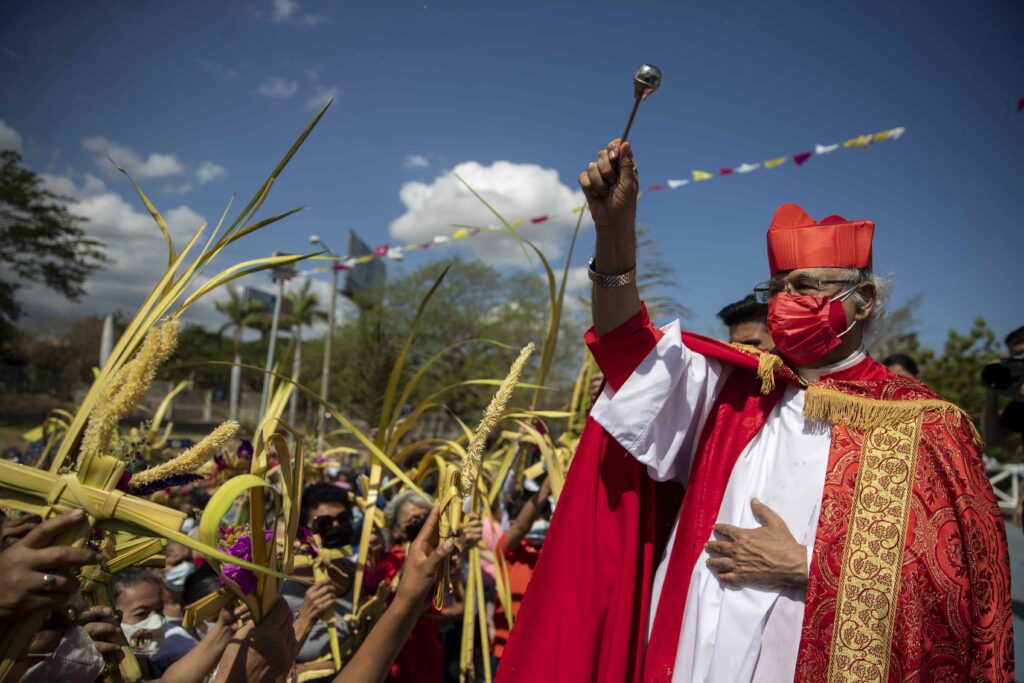 Catholics overflow in the Managua cathedral after two years without processions