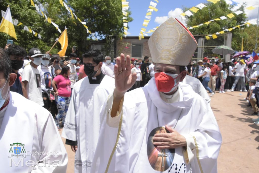 Multitud acompaña a monseñor Álvarez en la peregrinación de la «Ruta de la Divina Misericordia»