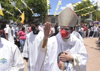 Multitud acompaña a monseñor Álvarez en la peregrinación de la «Ruta de la Divina Misericordia». Foto: Diócesis de Matagalpa/ Manuel Obando.