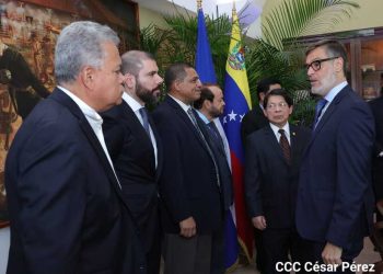 Canciller de Venezuela llega a Nicaragua para reactiva una comisión mixta