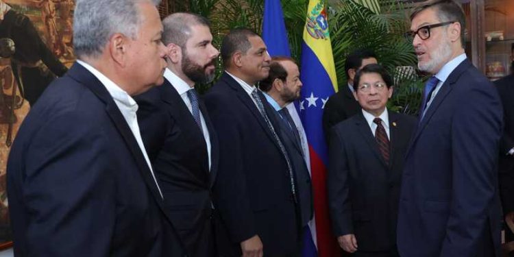Canciller de Venezuela llega a Nicaragua para reactiva una comisión mixta