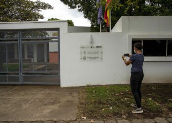 Una mujer (d) toma una fotografía de la fachada de la Academia Nicaragüense de la Lengua, este 31 de mayo de 2022, en Managua (Nicaragua). EFE/ Jorge Torres
