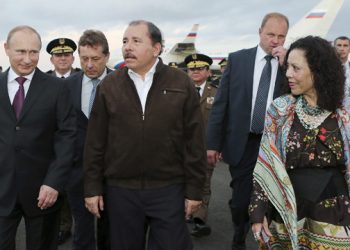 Vladimir Putin junto a Daniel Ortega y Rosario Murillo en una visita exprés a Nicaragua en el aeropuerto de Managua.
