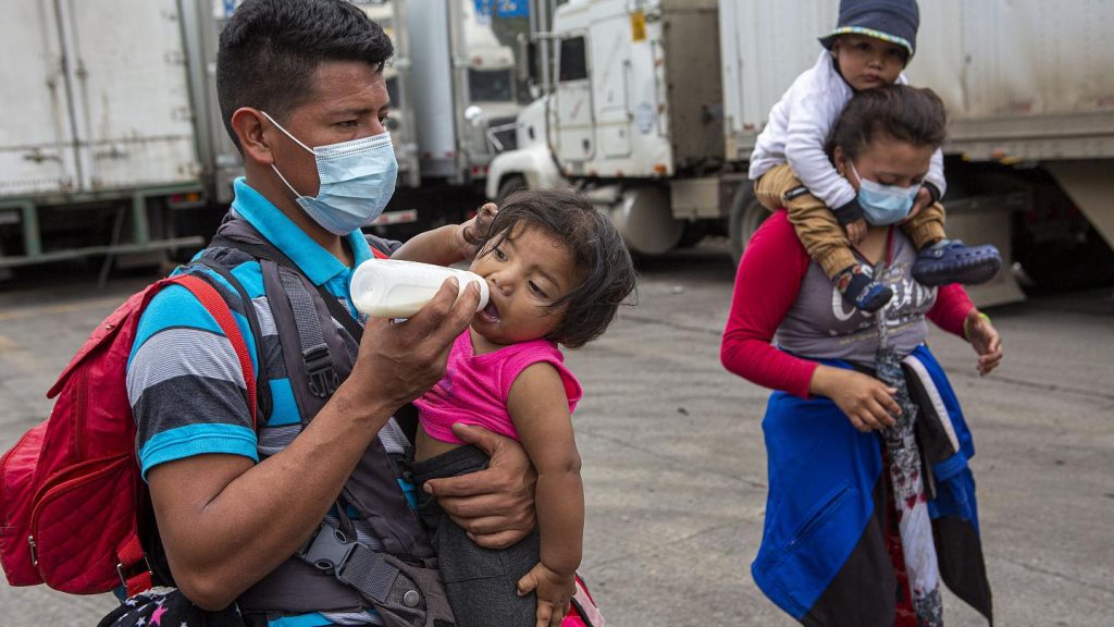 Acusan a Biden de dar alimentos a bebes migrantes y no abastecer a niños norteamericanos