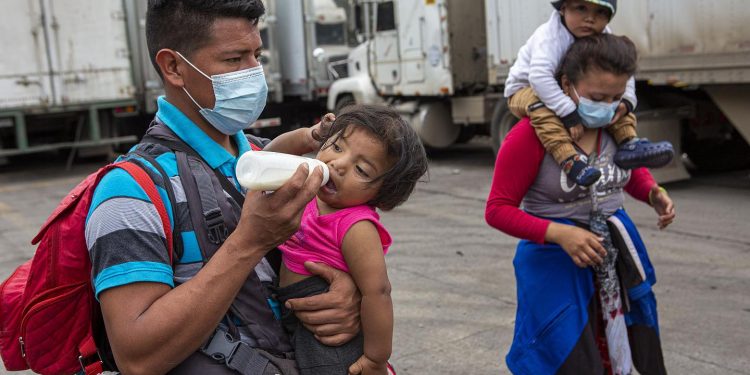 Acusan a Biden de dar alimentos a bebes migrantes y no abastecer a niños norteamericanos