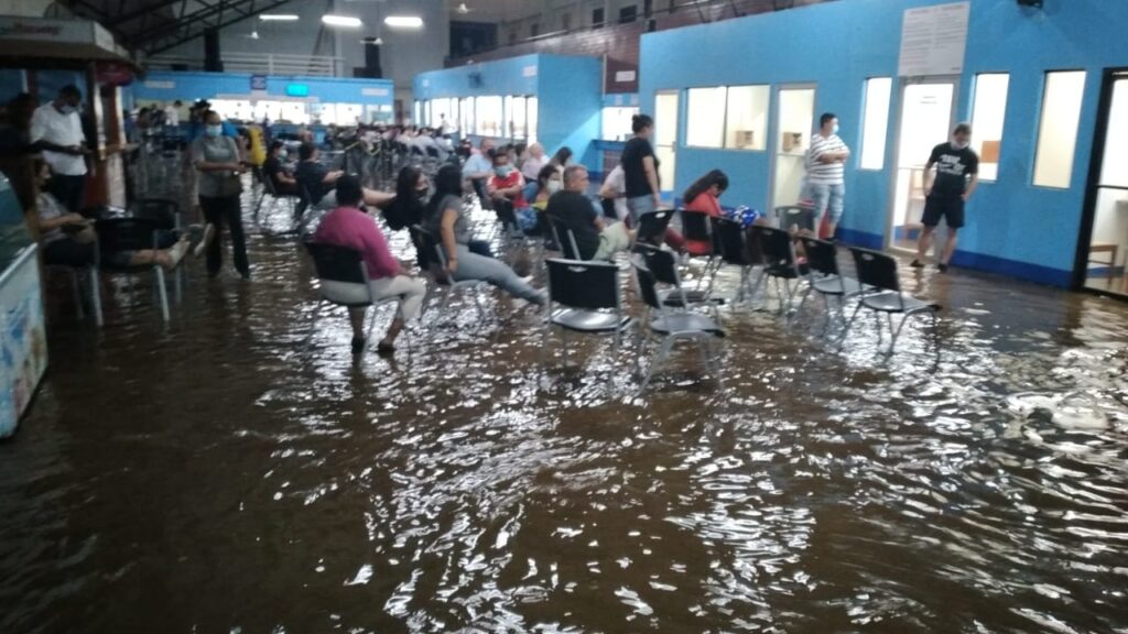 Fuertes lluvias han dejado unas 25 viviendas anegadas en ocho barrios de Managua