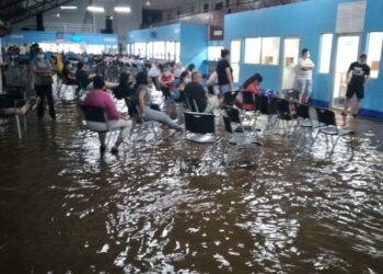 Las instalaciones de Migración y Extranjería inundadas este jueves. Foto: Tomada de las redes sociales