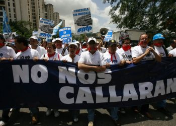 Periodistas venezolanos exigen el cese de ataques y de "persecución" judicial