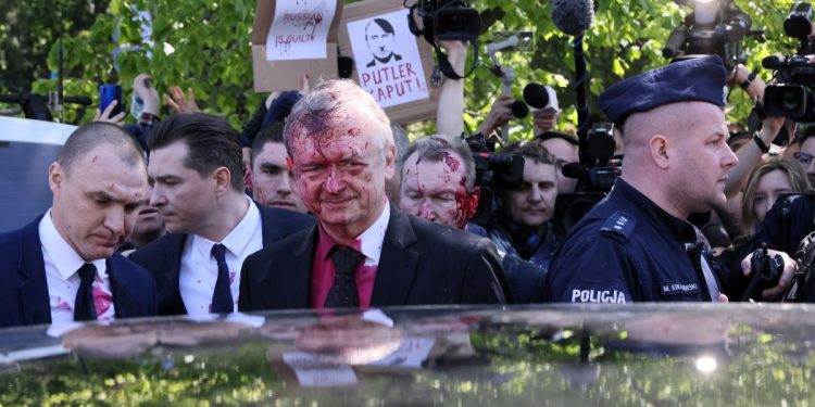 Embajador de Rusia es atacado con pintura roja por protestantes antirusos en Varsovia
