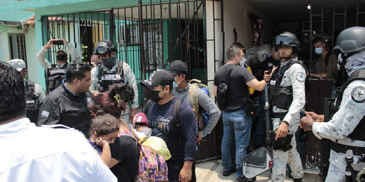 19 niños y 39 adultos migrantes centroamericanos vivían hacinados en dos casas en México