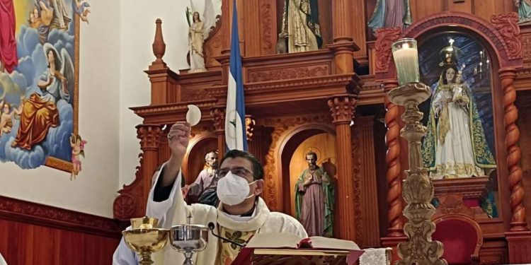 Monseñor Álvarez: «El buen pastor se dirige a los alejados, a los exiliados, refugiados, encarcelados, enfermos». Foto: Artículo 66 / Diócesis Media
