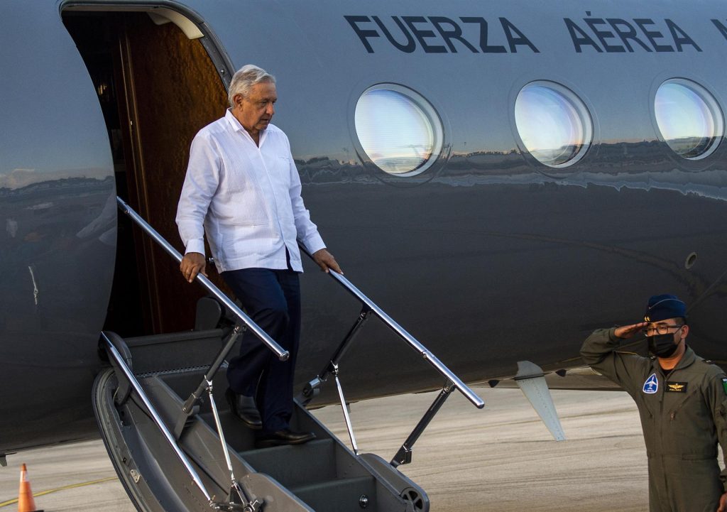 López Obrador deposita una ofrenda a José Martí en su primer acto en Cuba