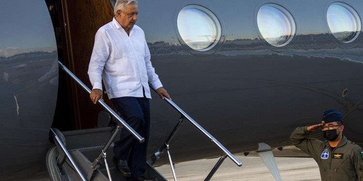 Presidente de México, Andrés Manuel López Obrador, al momento de su llegada a Cuba. Foto: EFE / Artículo 66