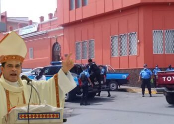 Monseñor Álvarez regresa a Matagalpa bajo fuerte asedio policial