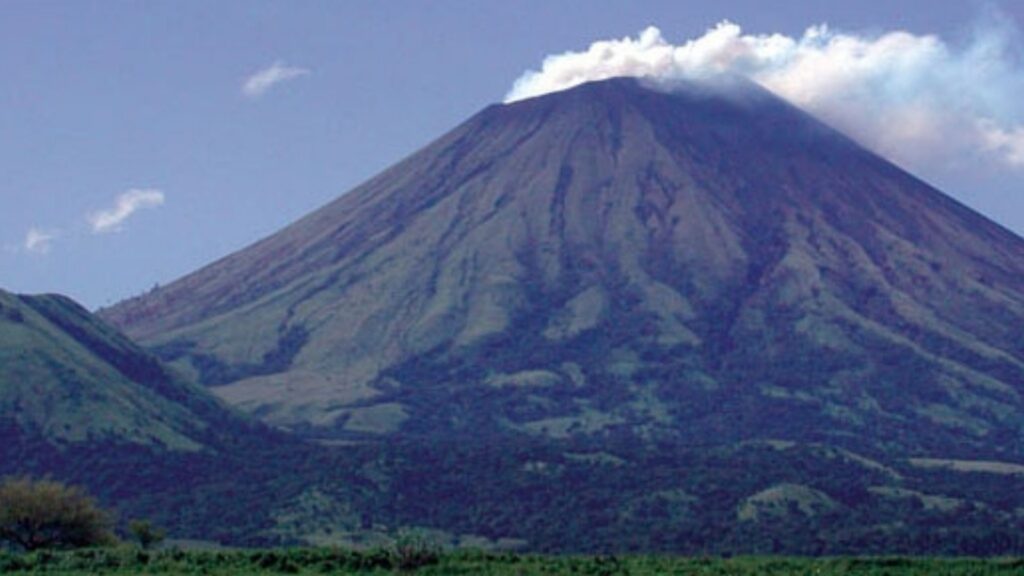40 familias decidieron evacuar ante amenaza de deslizamiento en volcán Mombacho