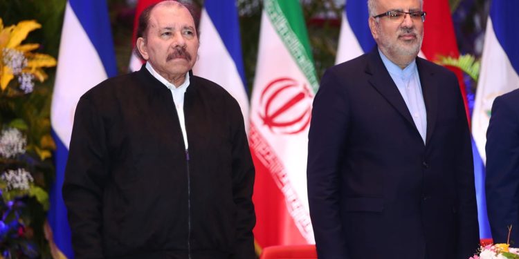 Dictador Ortega junto al ministro de Petróleo de Irán, Javad Owji. Foto: Gobierno