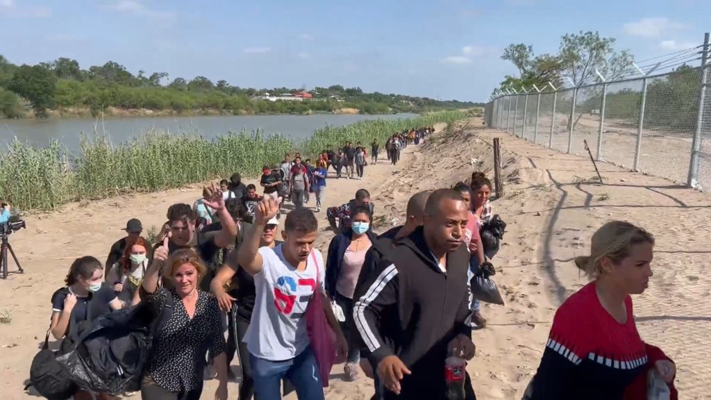 Masiva llegada de migrantes satura refugio y podría cerrar frontera de México