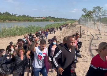 Masiva llegada de migrantes satura refugio y podría cerrar frontera de México