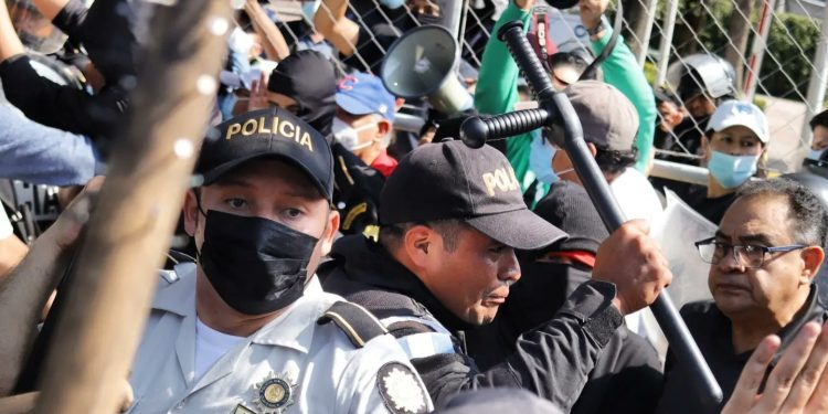 Guatemala: Policía lanza bombas lacrimógenas a estudiantes universitarios