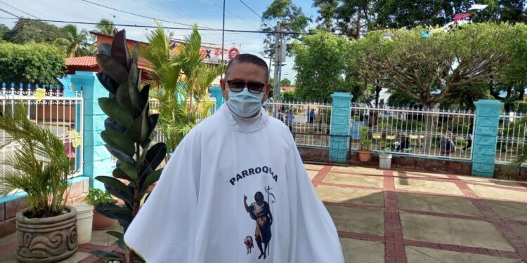 Padre Harving Padilla se exilia en Costa Rica, tras más de 16 meses resguardado en el seminario La Purísima. Foto: Noel Miranda / Artículo 66
