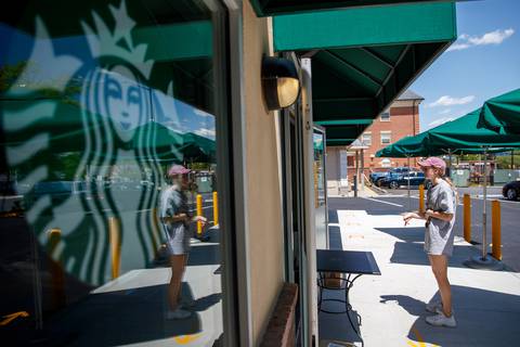 Starbucks pagará gastos de viaje a empleadas que quieran abortar