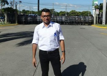 Policía de migración de Costa Rica agrede al periodista Josué Garay. Foto: Artículo 66 / La Prensa