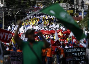 Panameños exigen trabajo digno, mejores salarios y respeto. Foto: Artículo 66 / EFE