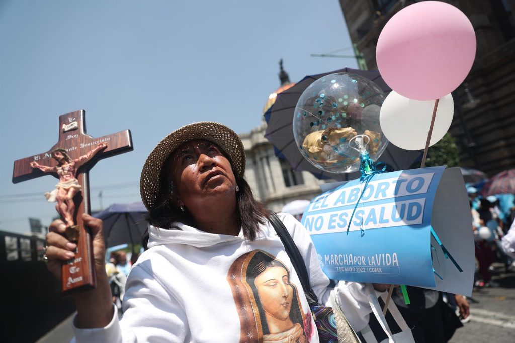 Grupos antiaborto marchan en Ciudad de México en medio del debate en EE. UU.