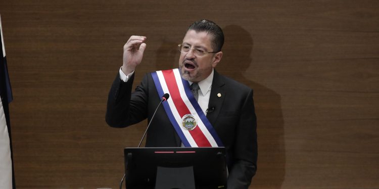 Rodrigo Chaves jura como el presidente 49 en la historia de Costa Rica. Foto: EFE / Artículo 66