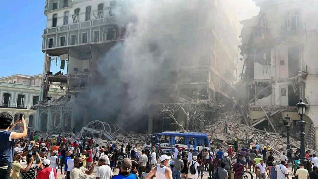 Fuerte explosión destruye un hotel en la Habana, Cuba