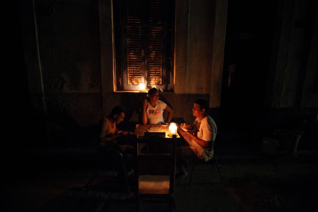 Sistema eléctrico de la isla podría colapsar, acepta régimen cubano