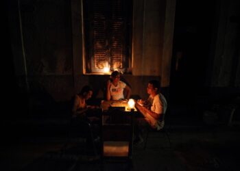 Sistema eléctrico de la isla podría colapsar, acepta régimen cubano