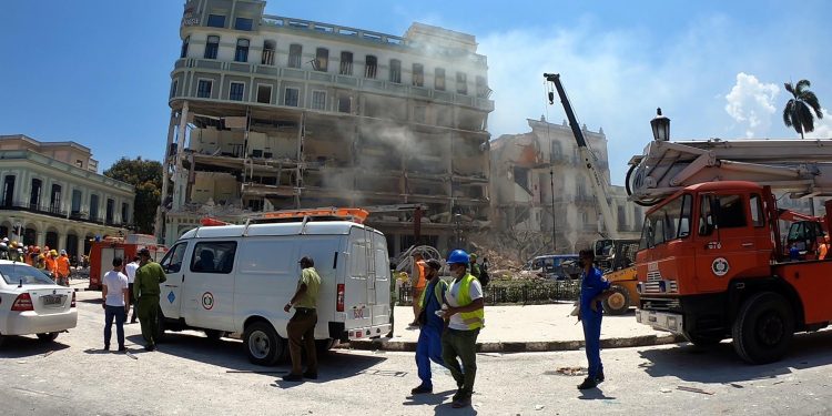 Cuerpos de emergencia trabajan en la zona tras una explosión en Hotel Saratoga, en la capital cubana.  Foto: EFE / Artículo 66