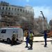 Cuerpos de emergencia trabajan en la zona tras una explosión en Hotel Saratoga, en la capital cubana.  Foto: EFE / Artículo 66