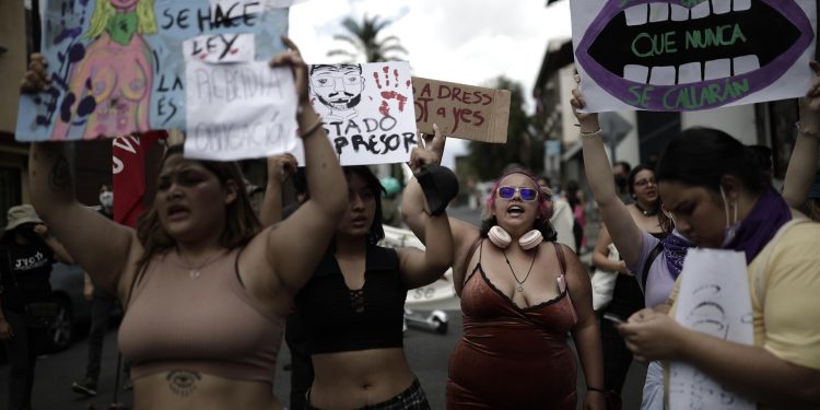 Feministas protestan en Costa Rica el día de la investidura de Chaves. Foto: EFE / Artículo 66