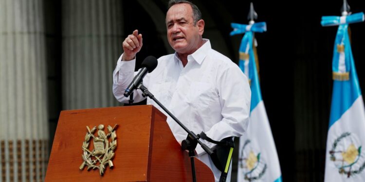 Presidente de Guatemala recibe invitación para Cumbre de las Américas en EEUU