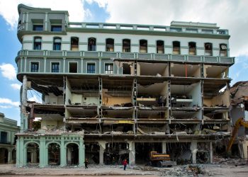 El papa pide oraciones por las víctimas de explosión del hotel en Cuba