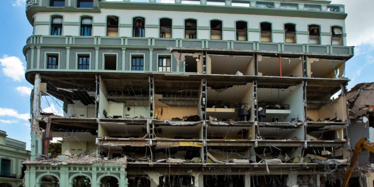 El papa pide oraciones por las víctimas de explosión del hotel en Cuba