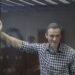 Opositor Alexei Navalni durante un juicio en una cámara de vidrio de seguridad