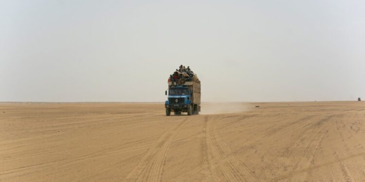 Encuentran a 20 migrantes en desierto entre Libia y Chad