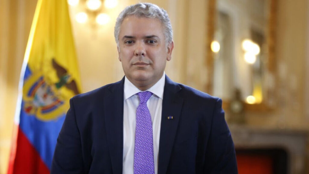 Presidente colombiano llama a ciudadanos a «elegir bien» entre la izquierda y la derecha